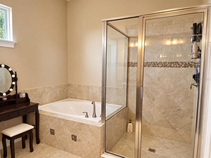 Image No.18-6 Bed House for sale
