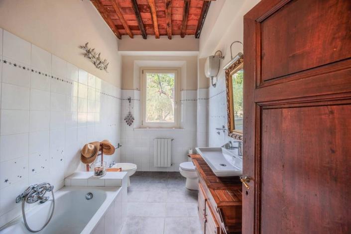 Image No.14-4 Bed Farmhouse for sale