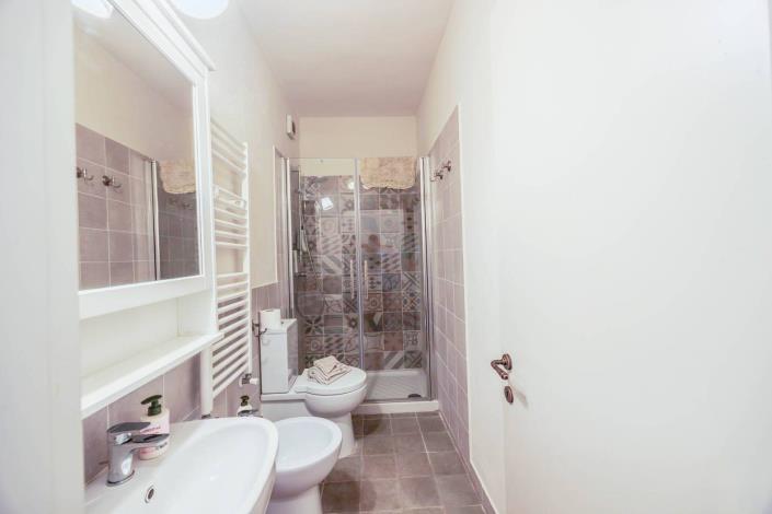 Image No.15-4 Bed Farmhouse for sale