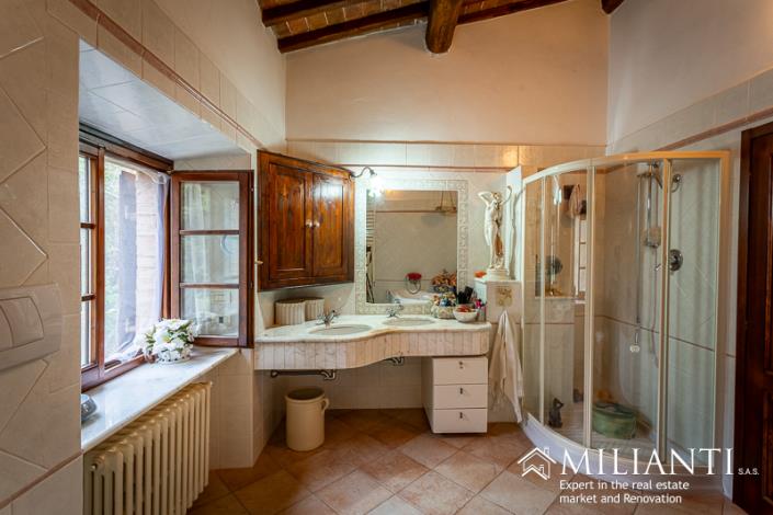 Image No.21-5 Bed Farmhouse for sale