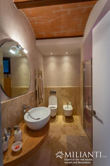 Image No.19-2 Bed Farmhouse for sale