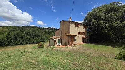 1 - Lari, Country House