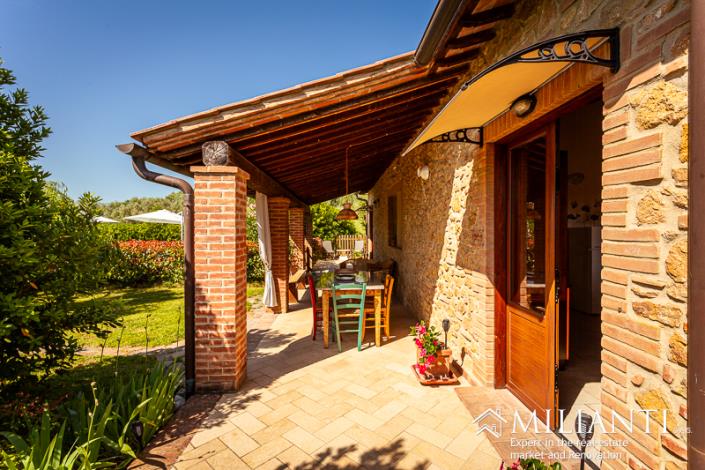 Image No.17-4 Bed Farmhouse for sale