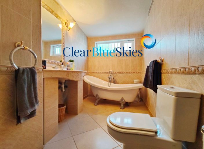 Image No.18-4 Bed House for sale