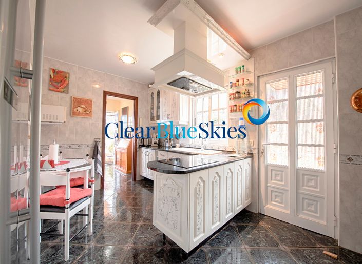 Image No.7-6 Bed House for sale