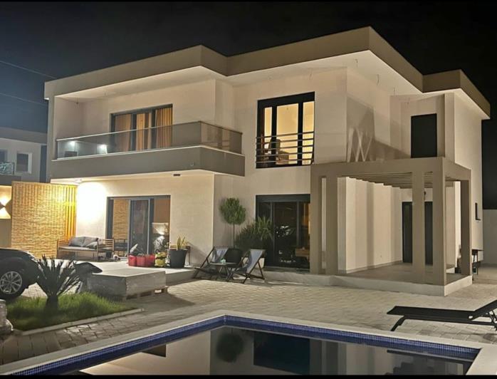 Image No.1-4 Bed House for sale