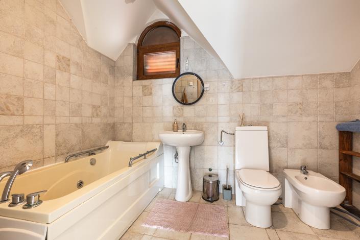 Image No.20-4 Bed House for sale