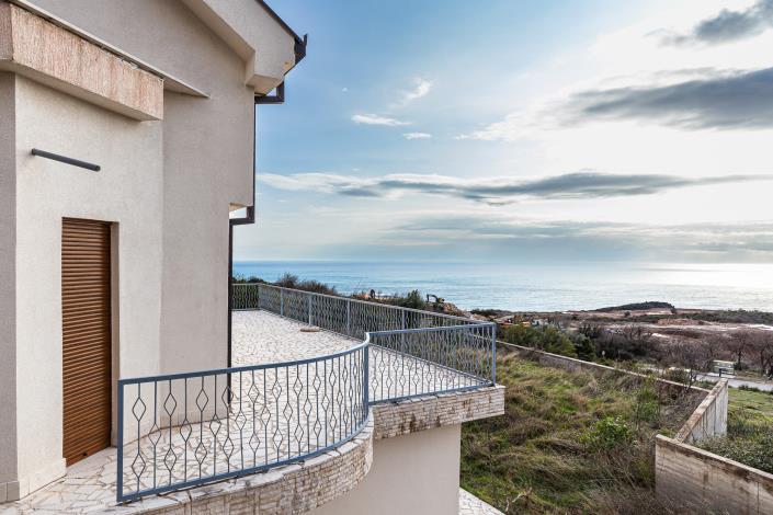 Image No.1-4 Bed House for sale