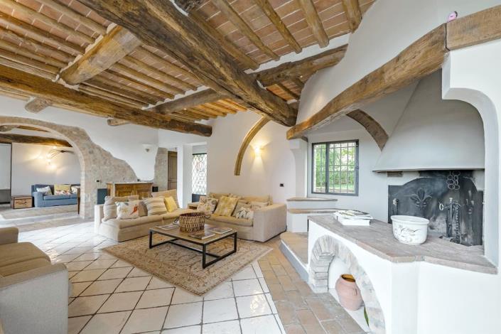 Image No.11-6 Bed Farmhouse for sale