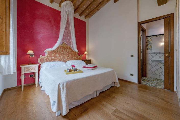 Image No.22-6 Bed Farmhouse for sale