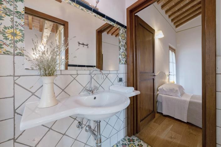 Image No.24-6 Bed Farmhouse for sale