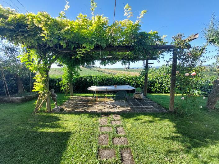 Image No.15-4 Bed Farmhouse for sale