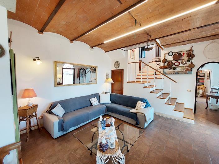 Image No.17-4 Bed Farmhouse for sale