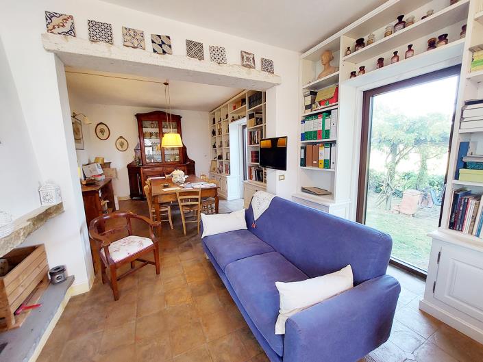 Image No.19-4 Bed Farmhouse for sale