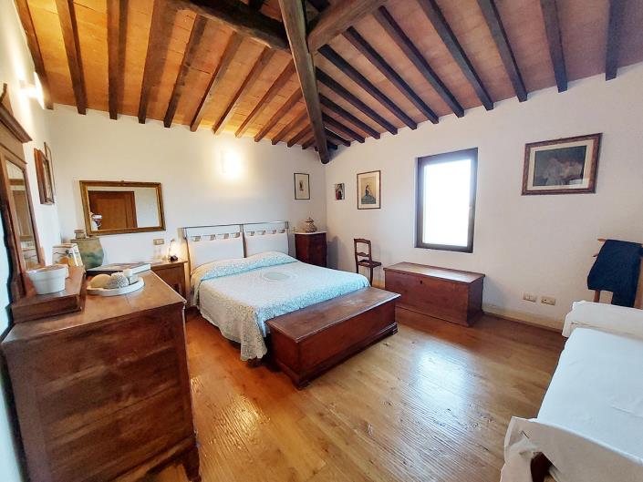 Image No.26-4 Bed Farmhouse for sale