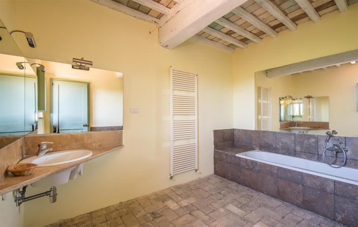 Image No.29-4 Bed Farmhouse for sale