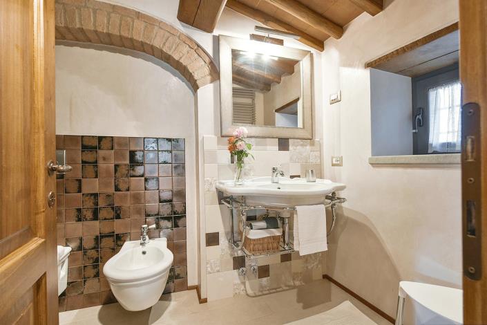 Image No.28-3 Bed Farmhouse for sale