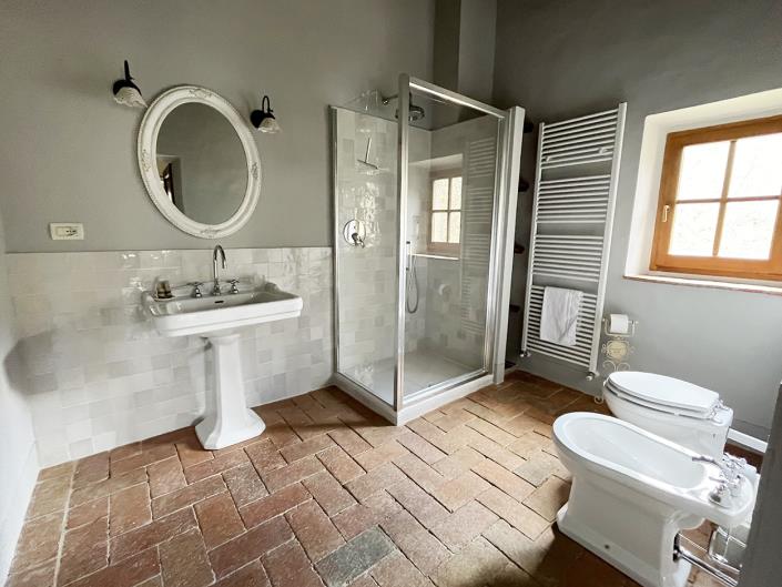 Image No.40-7 Bed Farmhouse for sale