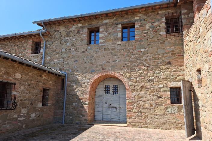 Image No.4-7 Bed Farmhouse for sale