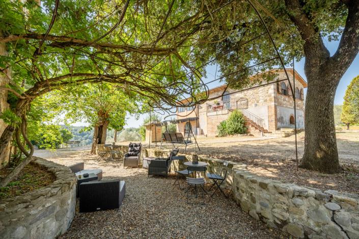 Image No.7-9 Bed Farmhouse for sale