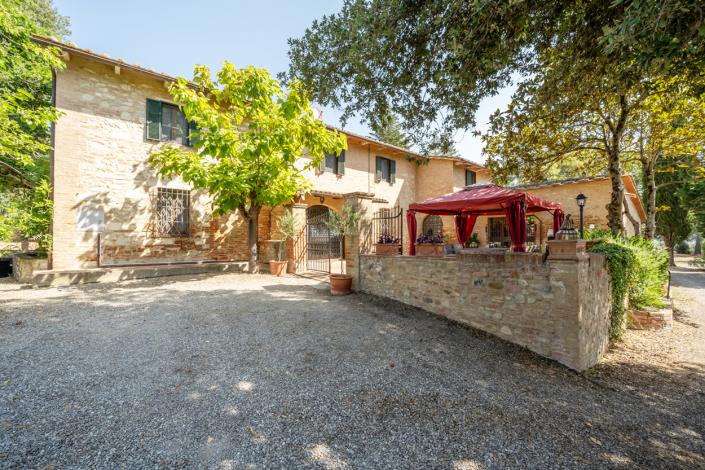 Image No.6-9 Bed Farmhouse for sale