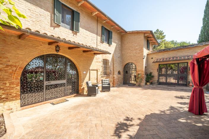 Image No.8-9 Bed Farmhouse for sale