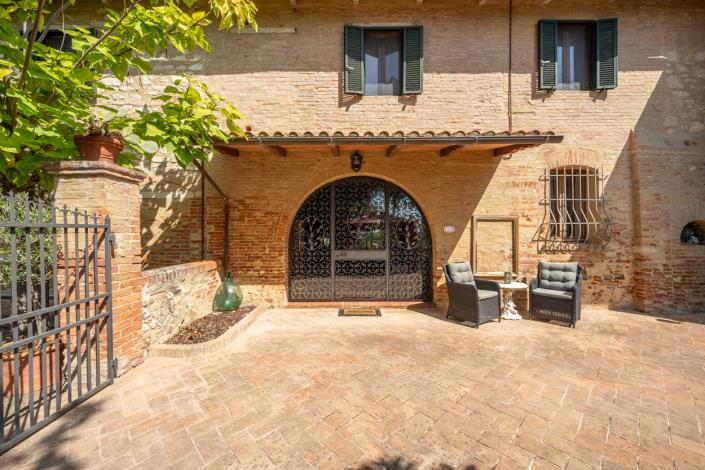 Image No.9-9 Bed Farmhouse for sale