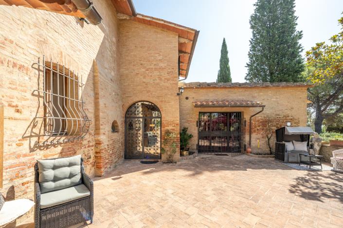 Image No.10-9 Bed Farmhouse for sale