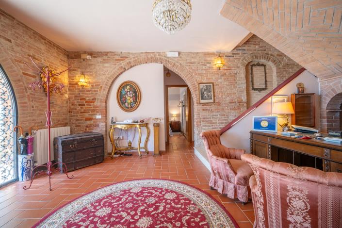 Image No.16-9 Bed Farmhouse for sale