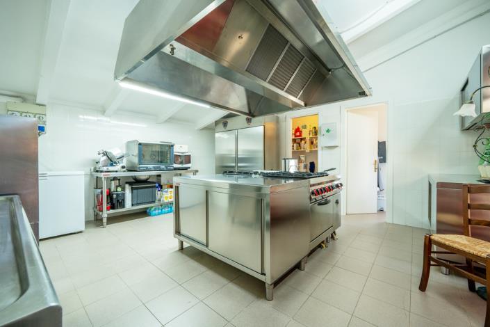 Image No.21-9 Bed Farmhouse for sale