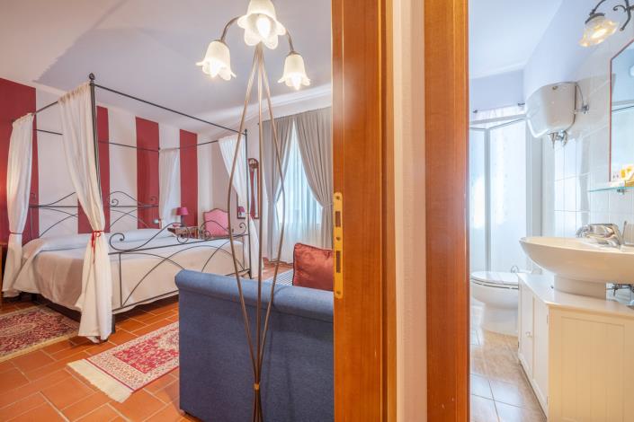 Image No.25-9 Bed Farmhouse for sale