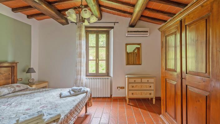 Image No.21-7 Bed Farmhouse for sale