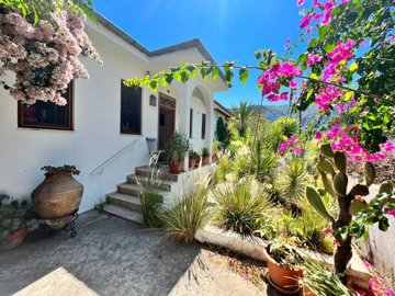 Luxury 3-Bed Dalyan Bungalow - Raised entrance terrace