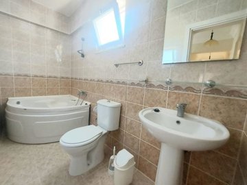 3-Bed Altinkum Villa-Family Bathroom