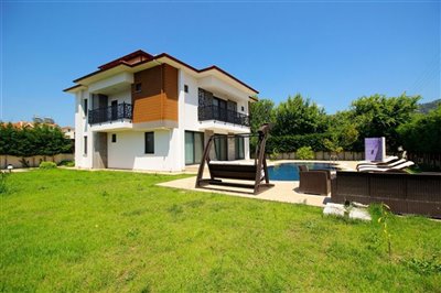 Beautiful five-Bedroom Villa In Dalyan For Sale - Large lawn gardens with privacy