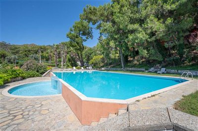 Stunningly beautiful villa in Gocek - Large communal swimming pool and sun terraces