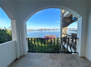 Beautiful Bodrum Apartment For Sale - Bedroom balcony views