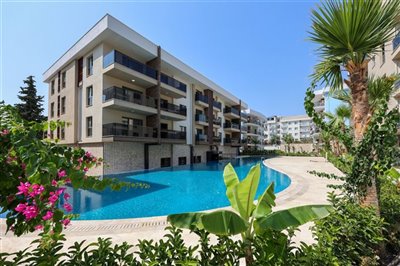 Newly Built Kusadasi Apartments with On-Complex Facilities for Sale - Main view to block and pool