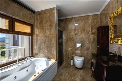 Spectacular Mansion For Sale - Luxury bathroom with full-size bathtub