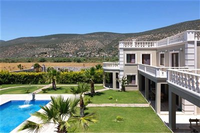 Spectacular Mansion For Sale - Stunning mansion surrounded by nature