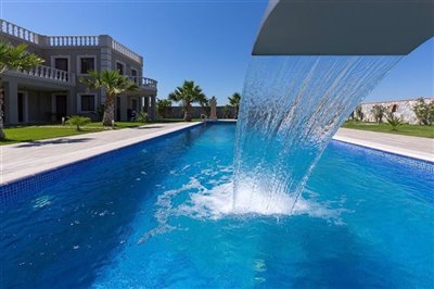 Spectacular Mansion For Sale - Water feature in the swimming pool