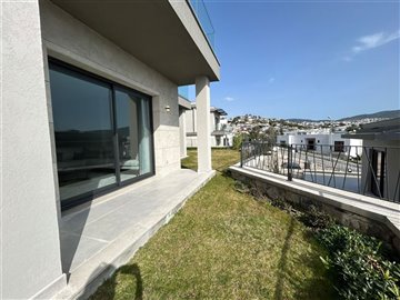 Impeccable Bodrum Apartment For Sale - Pretty lawn surroundings