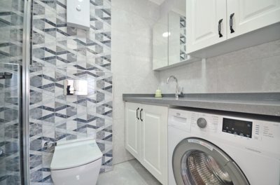 Sea View 2-Bed Alanya Apartment Just 100m From The Beach - Family bathroom with washing machine