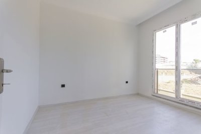 Brand-New Apartment For Sale In Avsallar - Double bedroom with lots of light