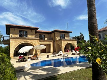 Grand Private Villa With Pool And Luxury Facilities - Main view of grand private villa and pool