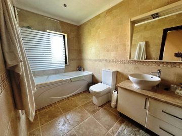 Grand Private Villa With Pool And Luxury Facilities - Master bedroom ensuite bathroom with tub
