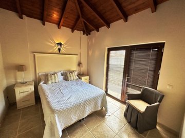 Grand Private Villa With Pool And Luxury Facilities - Beautiful double bedroom with balcony and ensuite
