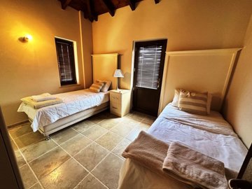 Grand Private Villa With Pool And Luxury Facilities - A spacious twin bedroom with ensuite and balcony