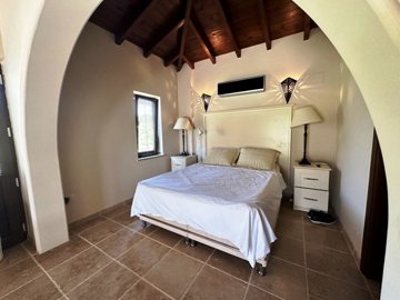 Grand Private Villa With Pool And Luxury Facilities - Gorgeous double bedroom with beamed ceilings