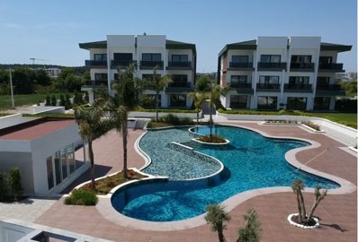 Luxury Side Apartments - River View - Free-form swimming pool